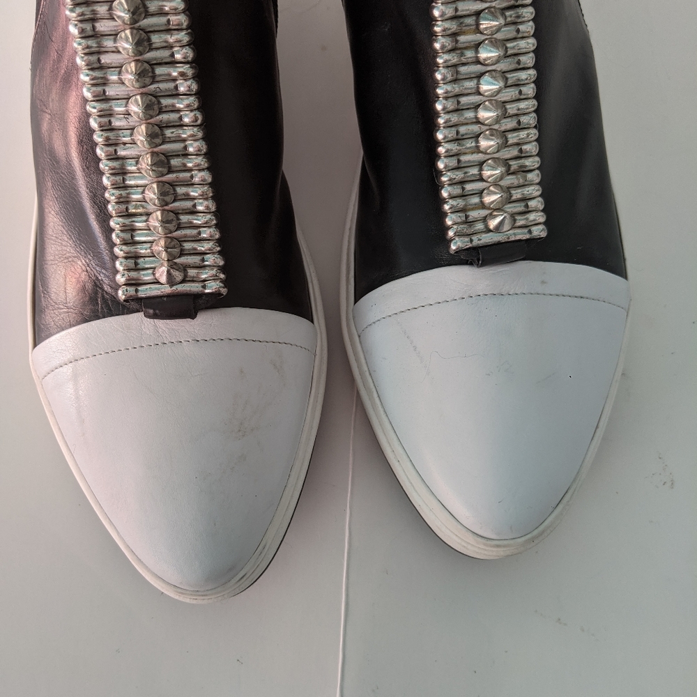 Stylish Black and White Women's High-Top Sneakers - Picture 4 of 6